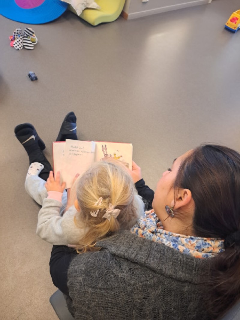 Å lese sammen med barna er en fin måte å tilbringe tid sammen, og skape gode og trygge relasjoner mellom barn-voksen.