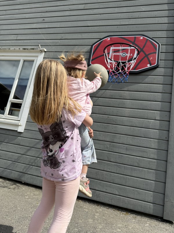«Får du ballen oppi om jeg hjelper deg?»