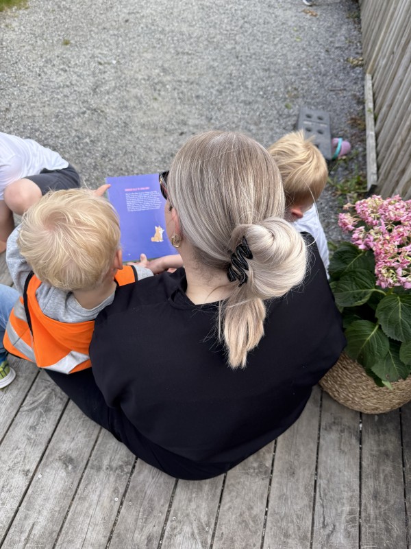 Utendørslesing i et trygt og godt fang