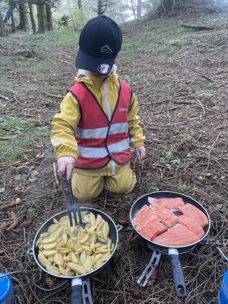 Stekt laks og potetbåter in the making, med god hjelp av førskolebarna!