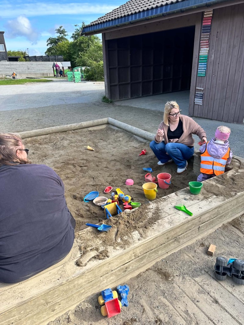 De minste syns det er veldig spennende med alle sandkasselekene