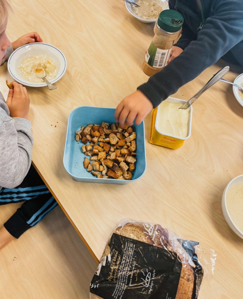 Blomkålsuppe med brødkrutonger