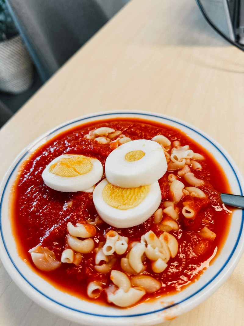 Tomatsuppe med egg og makaroni