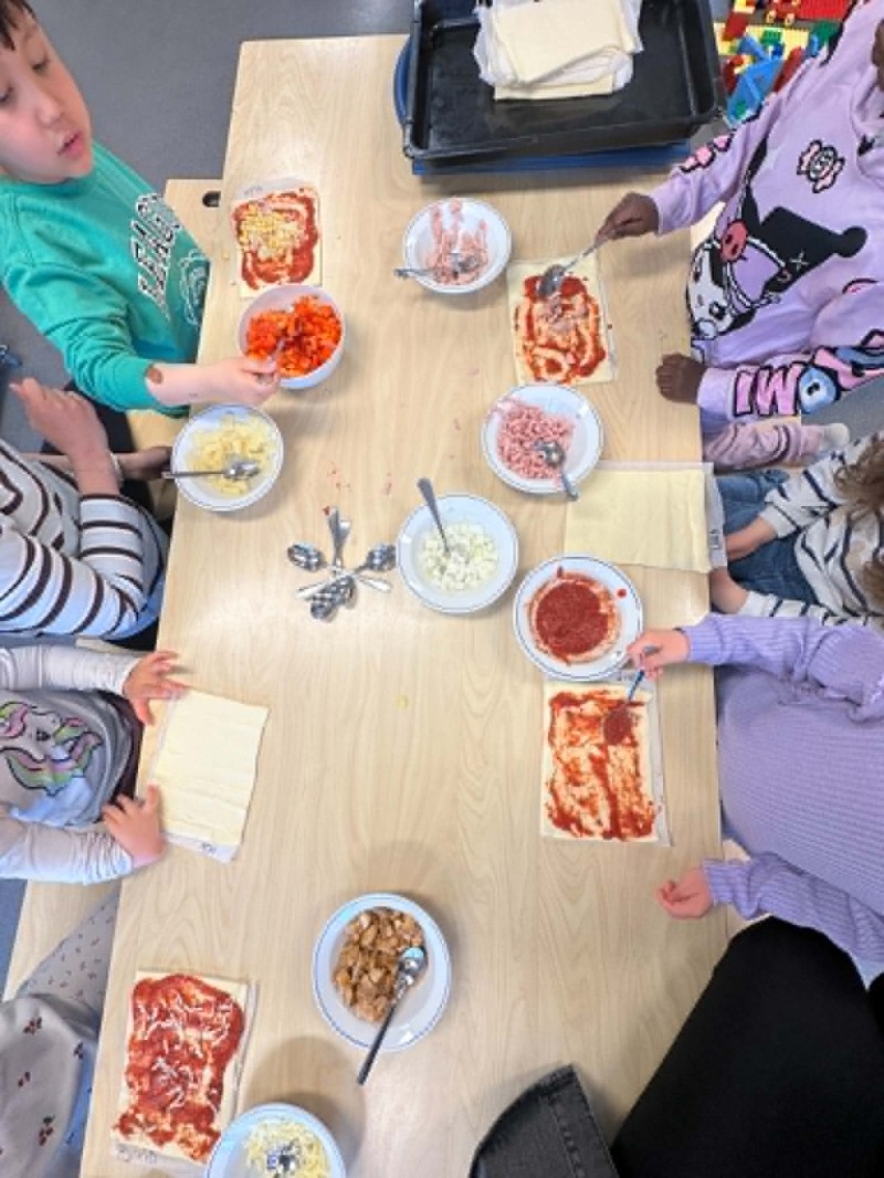 Stor stas å lage sin egen pizza, og fylle den med det en liker best!