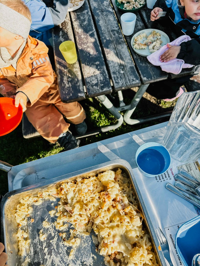 Å spise ute i vårsola gir ekstra god appetitt! "Kan jeg få litt mer?"