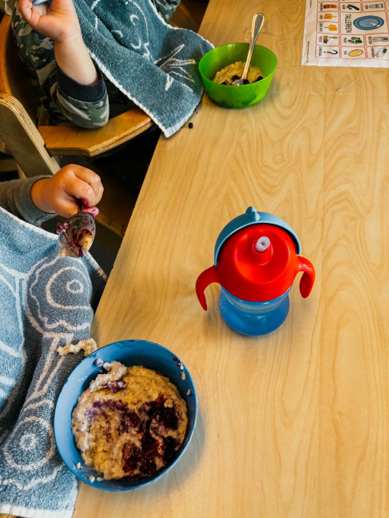 På småbarnsavdelingen elsker de kjøleskapsgrøt med bær til frokost!