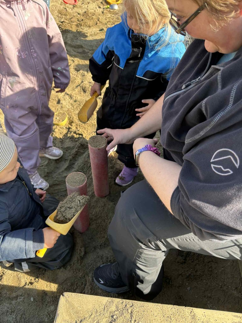 Lek med sand i rør