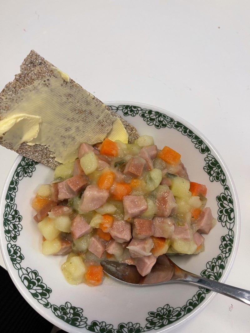Lapskaus med pølse og flatbrød