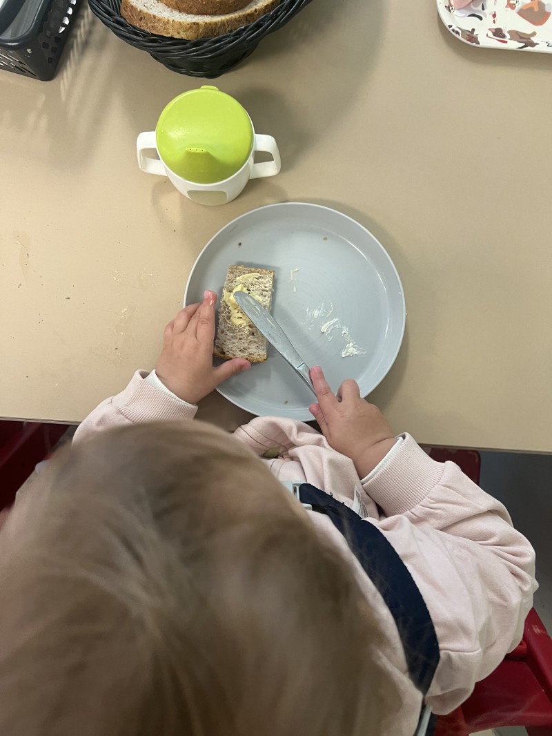 Barna øver på å smøre selv
