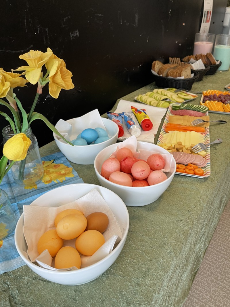 Fargerike egg og påleggsfat til påskelunsjen
