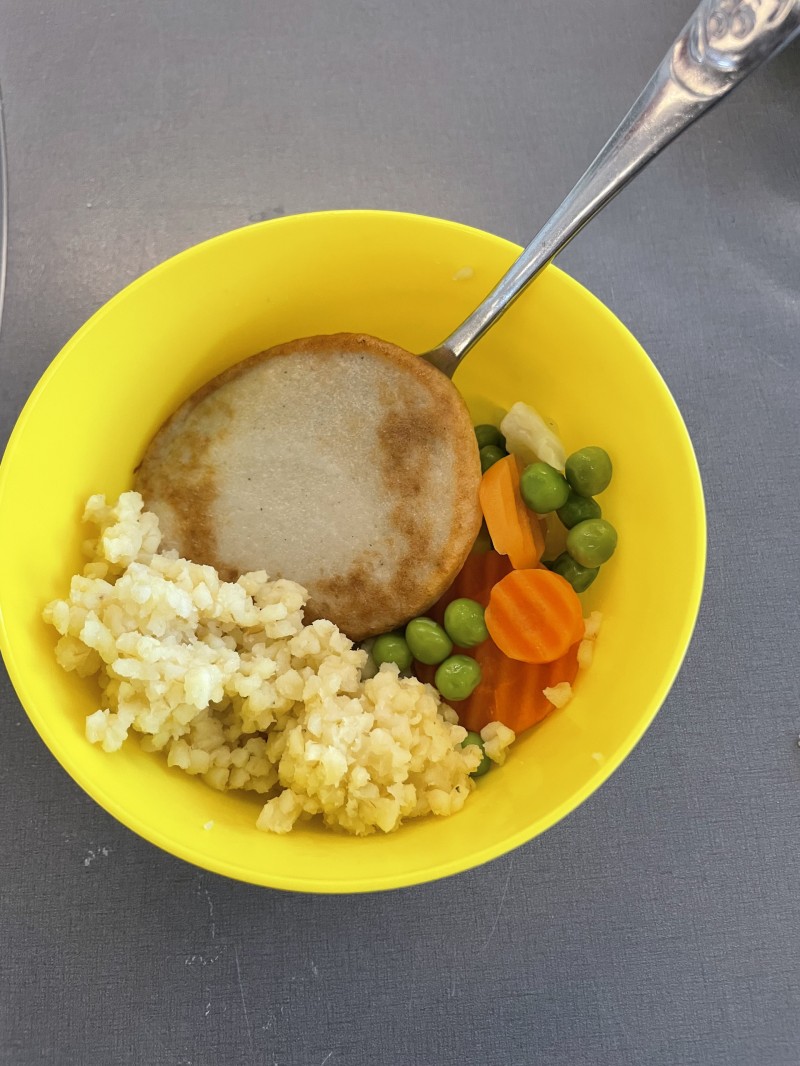 Fiskekaker med grønnsaker, bulgur og hvit saus