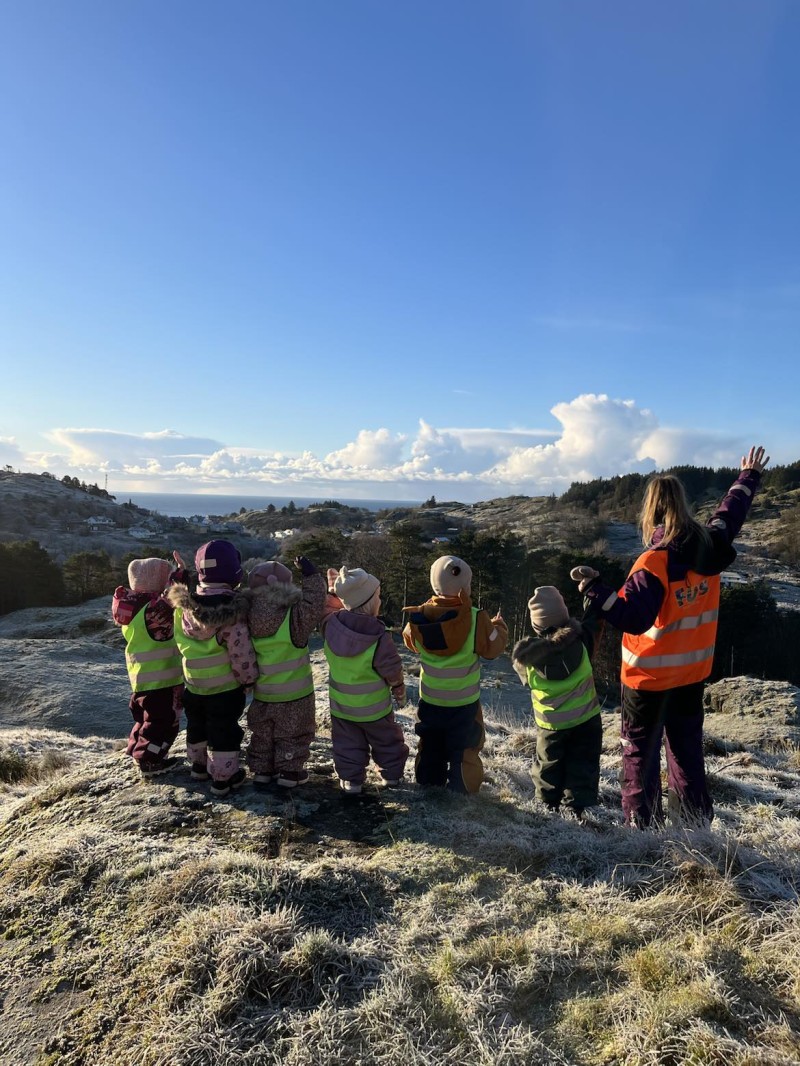 Barn og ansatt nyter utsikten