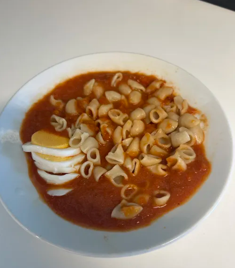 Hjemmelaget tomatsuppe med makaroni og egg