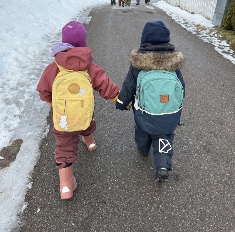 Hånd i hånd på vei til svømmehallen
