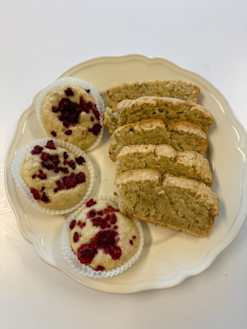 Nybakt brød og muffins