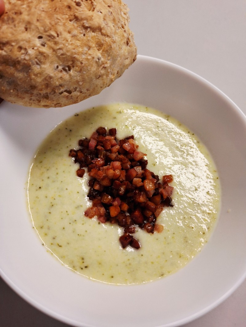 Blomkål og brokkolisuppe med bacon og hjemmelagde rundstykker