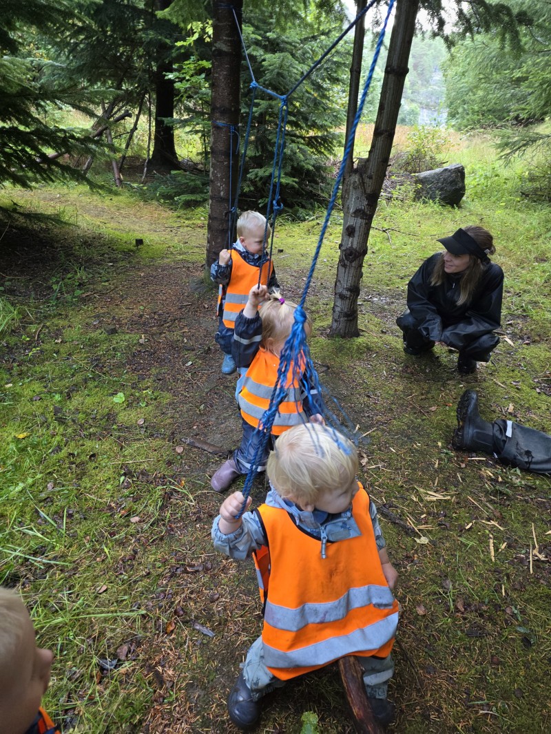 Koser oss i skogen