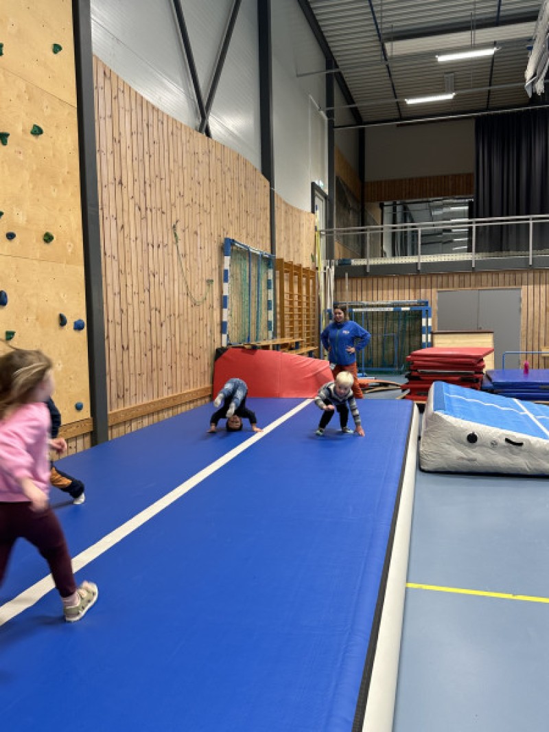 Barnehagen bruker gymsalen på Sylling skole hver tirsdag.