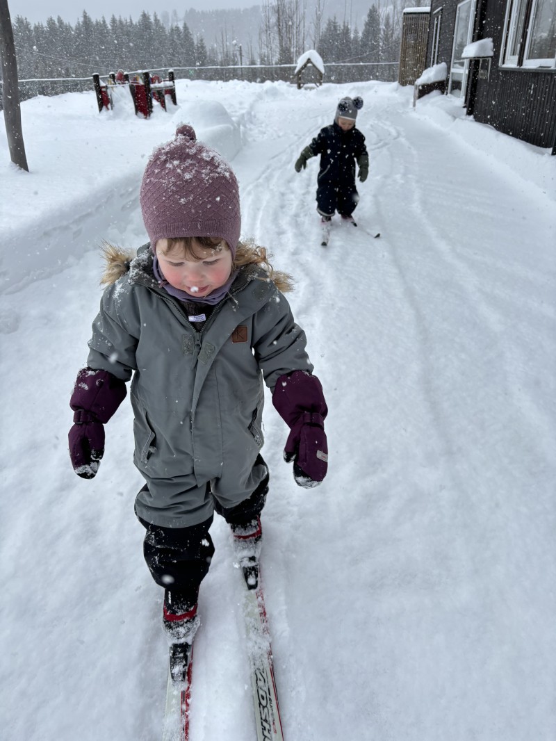 "Ski!" "Ja, vi kan gå på ski!" Fint at barnehagen har egne ski til barna