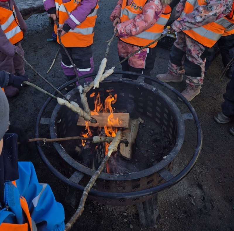 Pinnebrød på bålpannen er godt