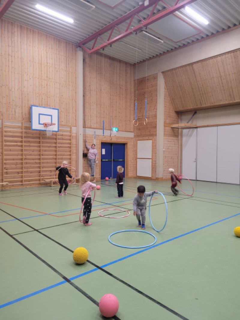 Lek i gymsalen på korta barneskole