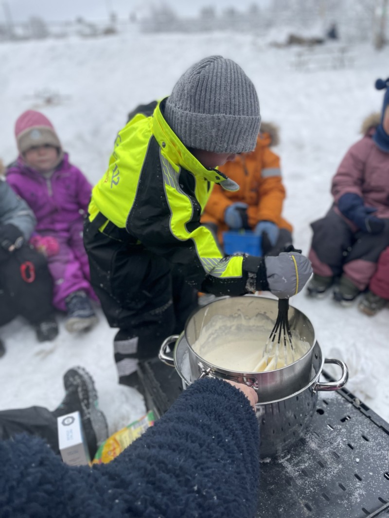 Barna deltok når vi laget softis. Den smakte helt tipp topp