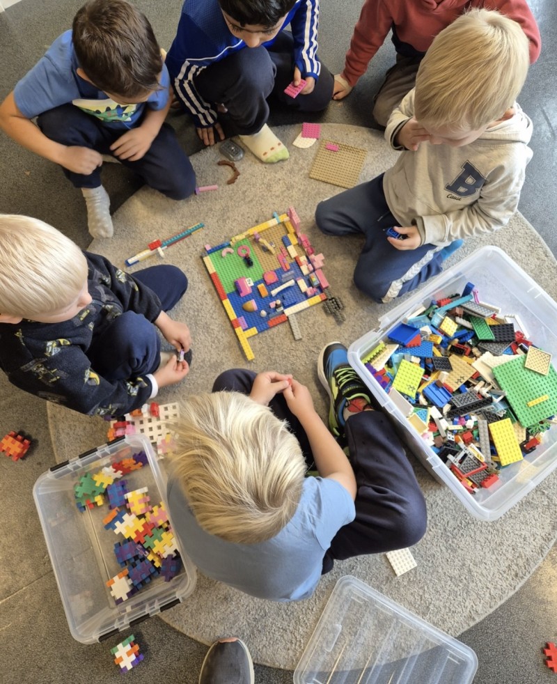 Guttegruppe som samarbeider når det skal bygges nytt legohus