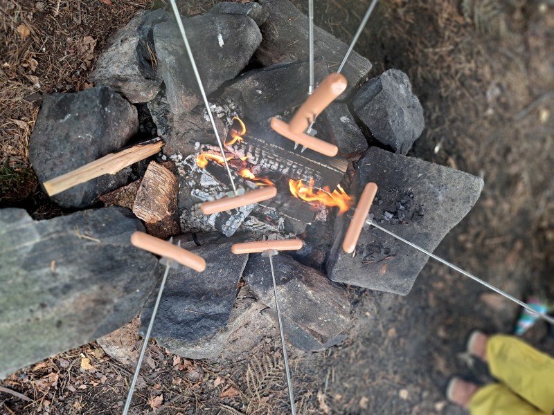 Vi koser oss med bål og grilling