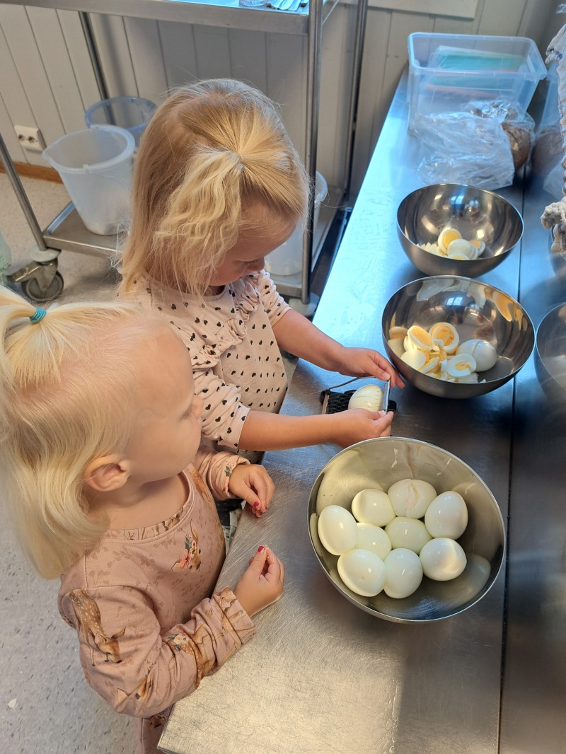 Nybakte rundstykker og hjemmelaget eggesalat er vår fredagstradisjon