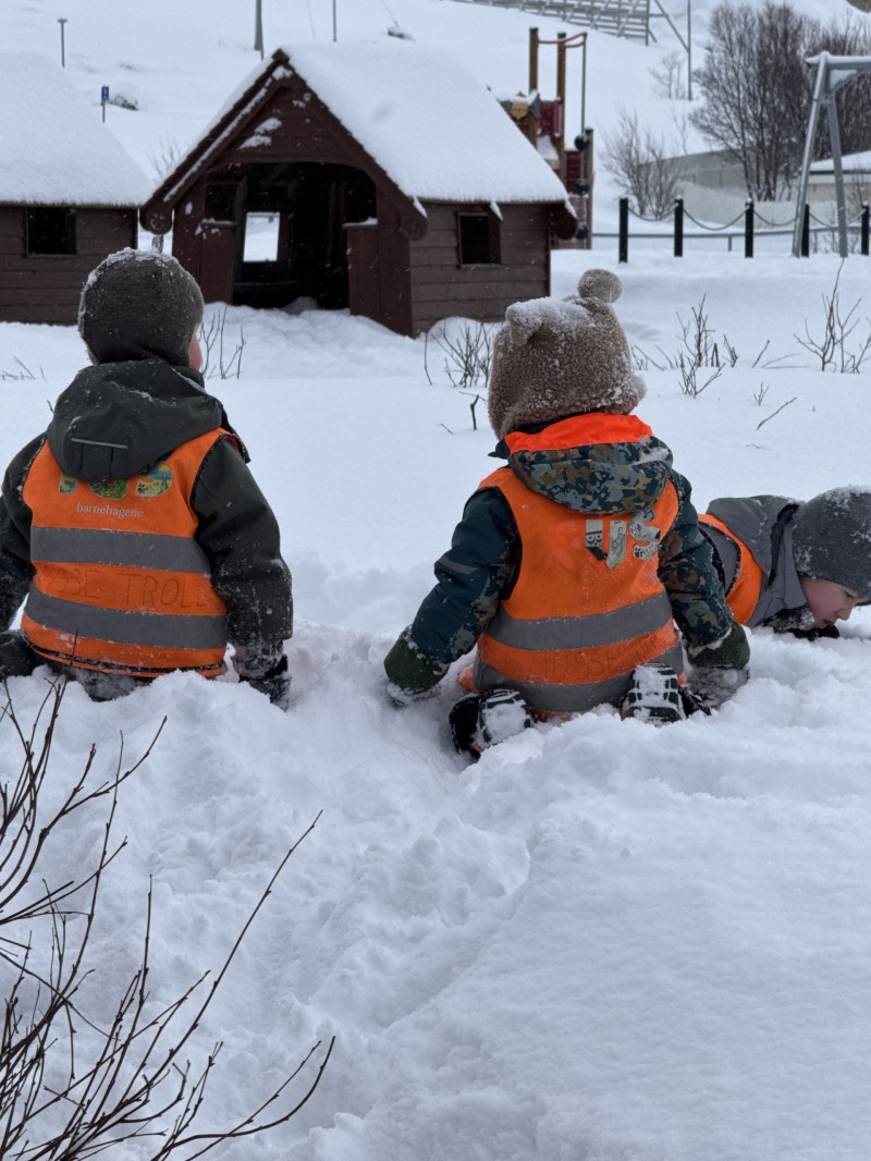 Lek i snø er alltid gøy!
