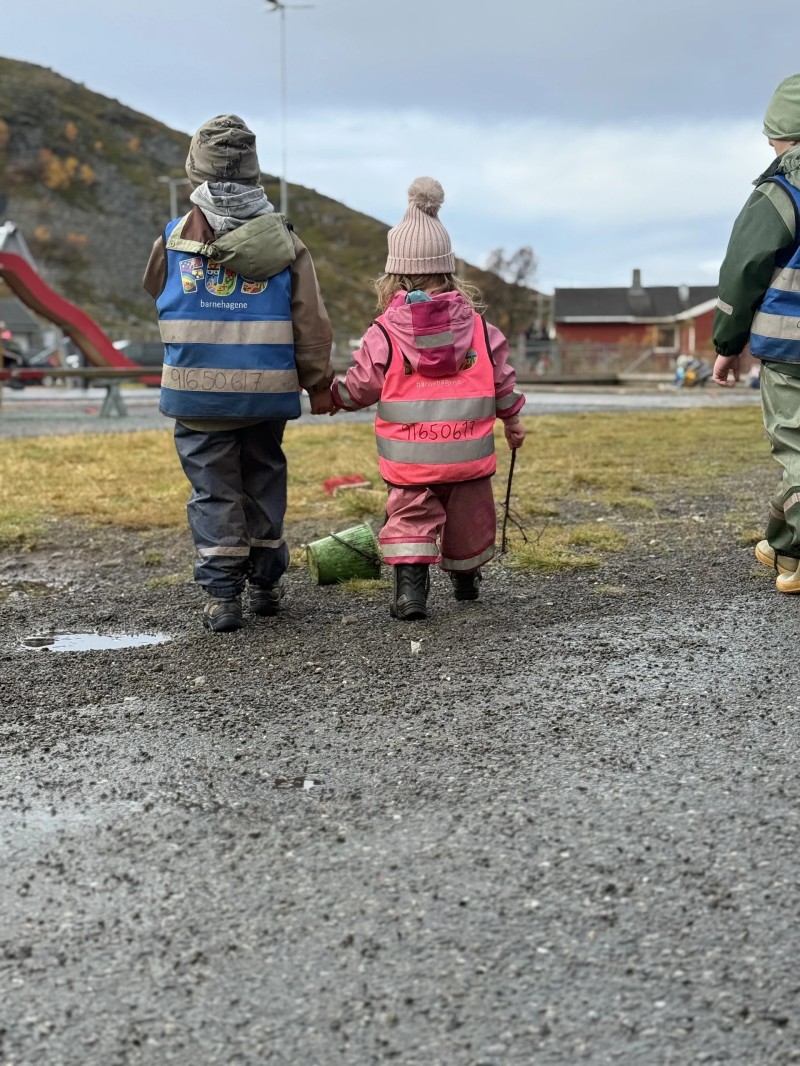 Alltid fint å finne en hånd å holde i.