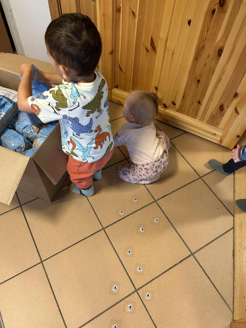 Både store og små hjelper til