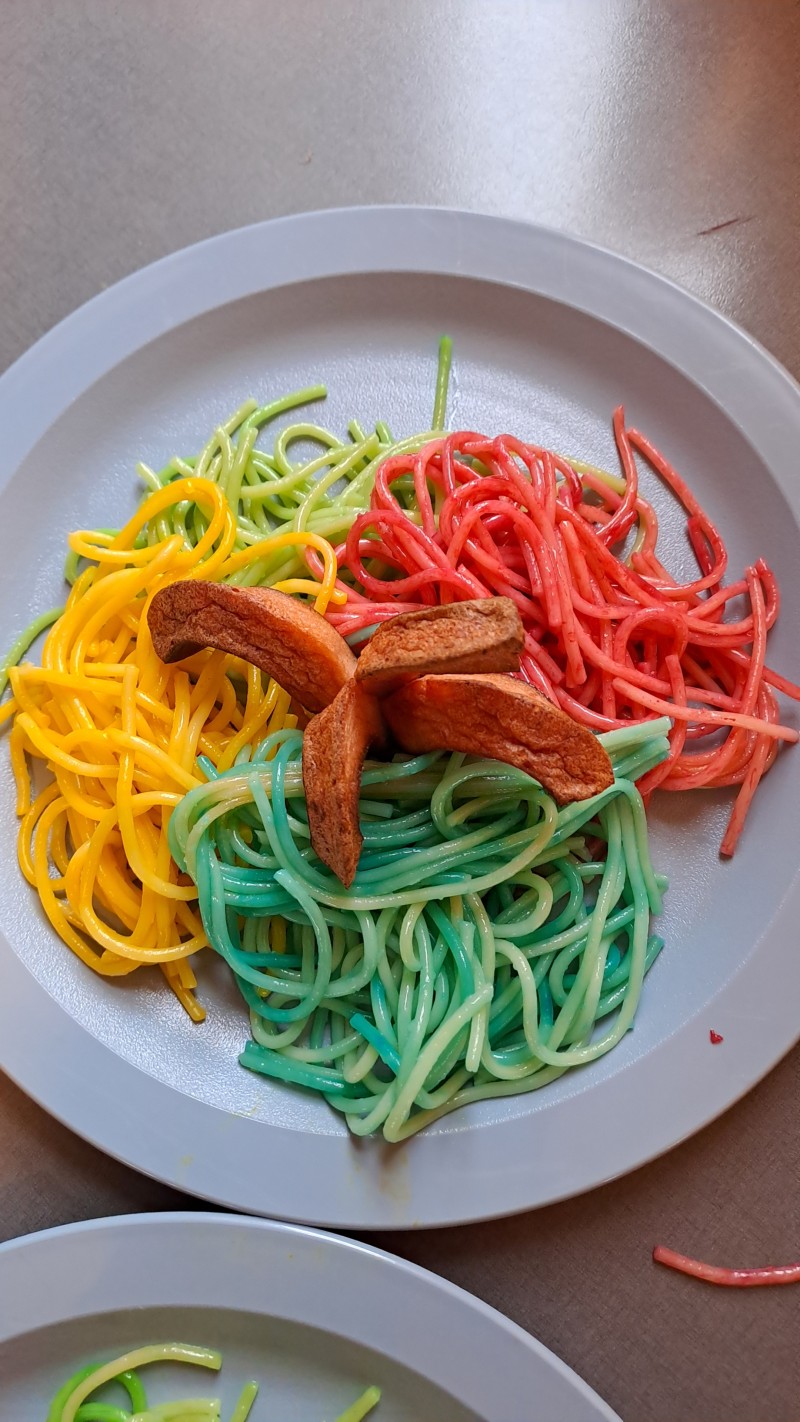Farget spagetti under fargefest