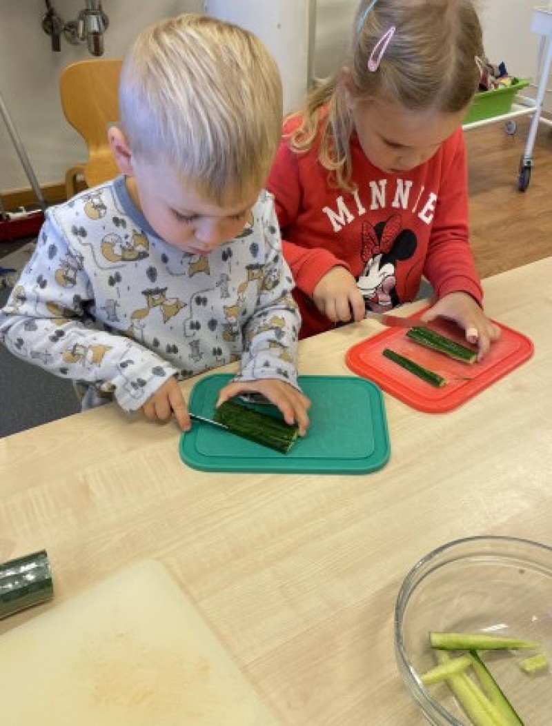 Ganske så vanskelig å kutte agurk på langs. Trening gir ferdigheter og mestringsglede.