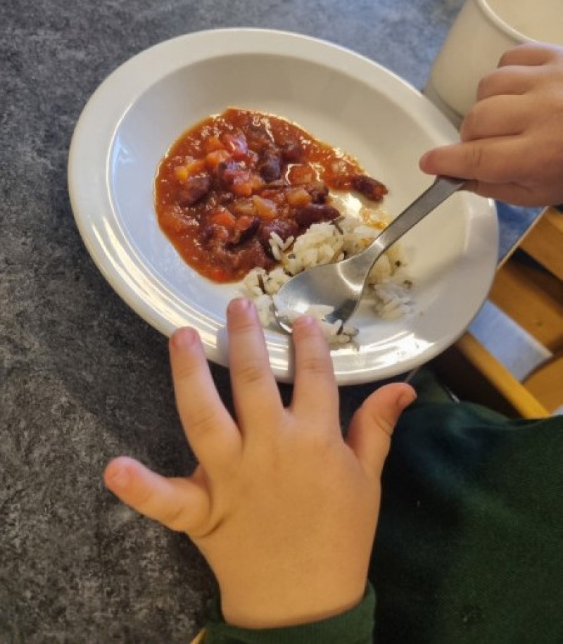 Chili con carne, både vanskelig å uttale og å spise. Godt risen sitter fast på sjea. Også smaker det godt!