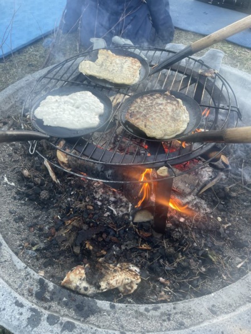 "Kjære min pannekake trill ikke så fort" Mat på bål som inspirasjon til eventyr!