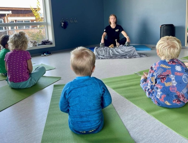 Vi starter yoga øktene i sittende stilling med bena i kryss og håndleddene hvilene på knærne. Her øver vi på pust samtidig som vi kan gjøre noen tøyings øvelser.