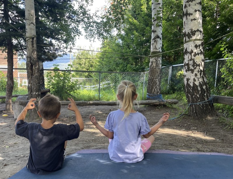 Barnas initiativ til Yoga ute