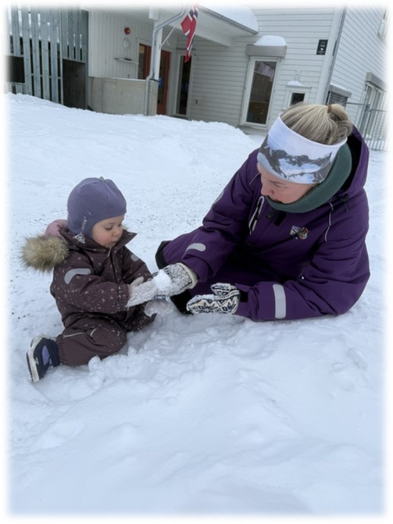 De yngste barna blir kjent naturlige elementer som snø og kulde.