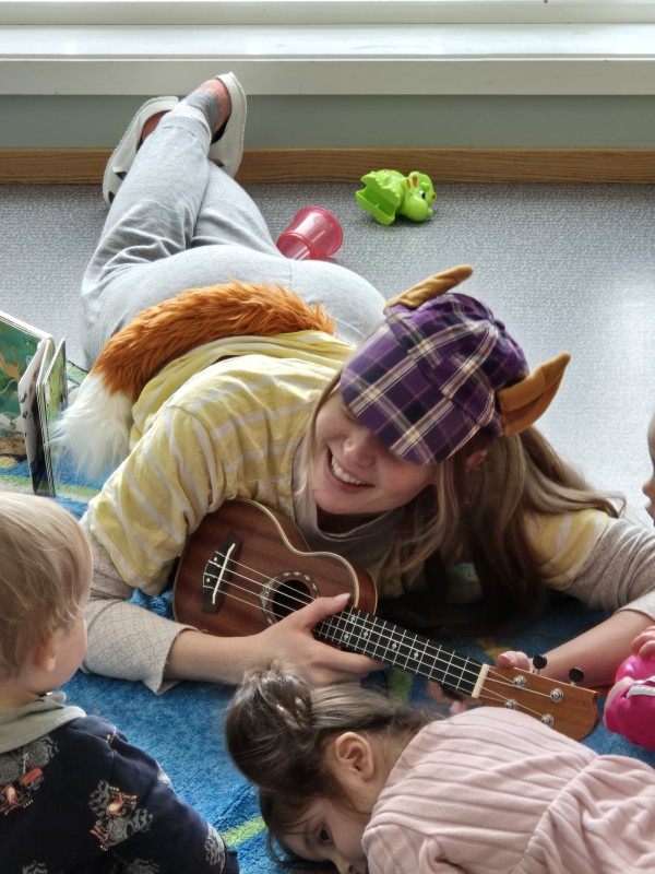 Amalie elsker å gå i karakter, så Mikkel Rev kom stadig på besøk rundt om på hele huset og spredde god stemning:)