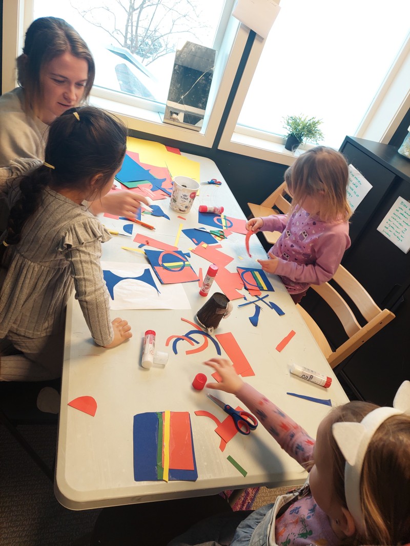 Ida Maria har en kreativ gruppe som lærer om fargenes betydning i flagget til samer.