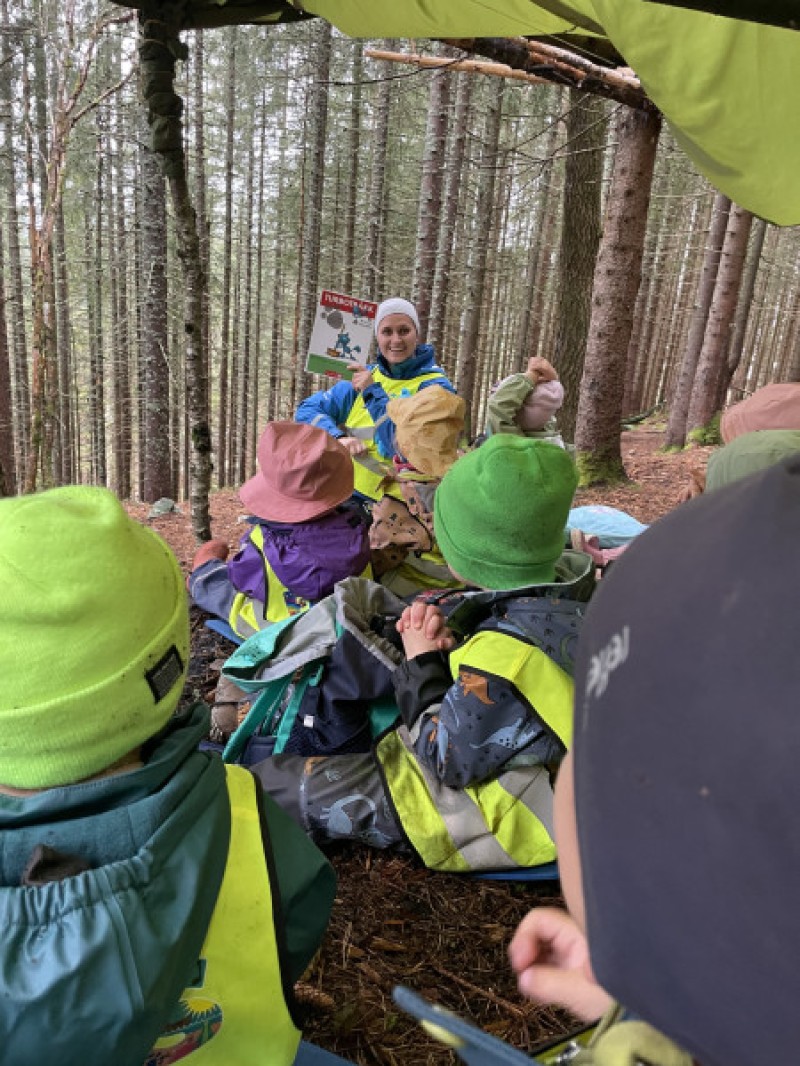 Martine les bok på tur i Marius-skogen