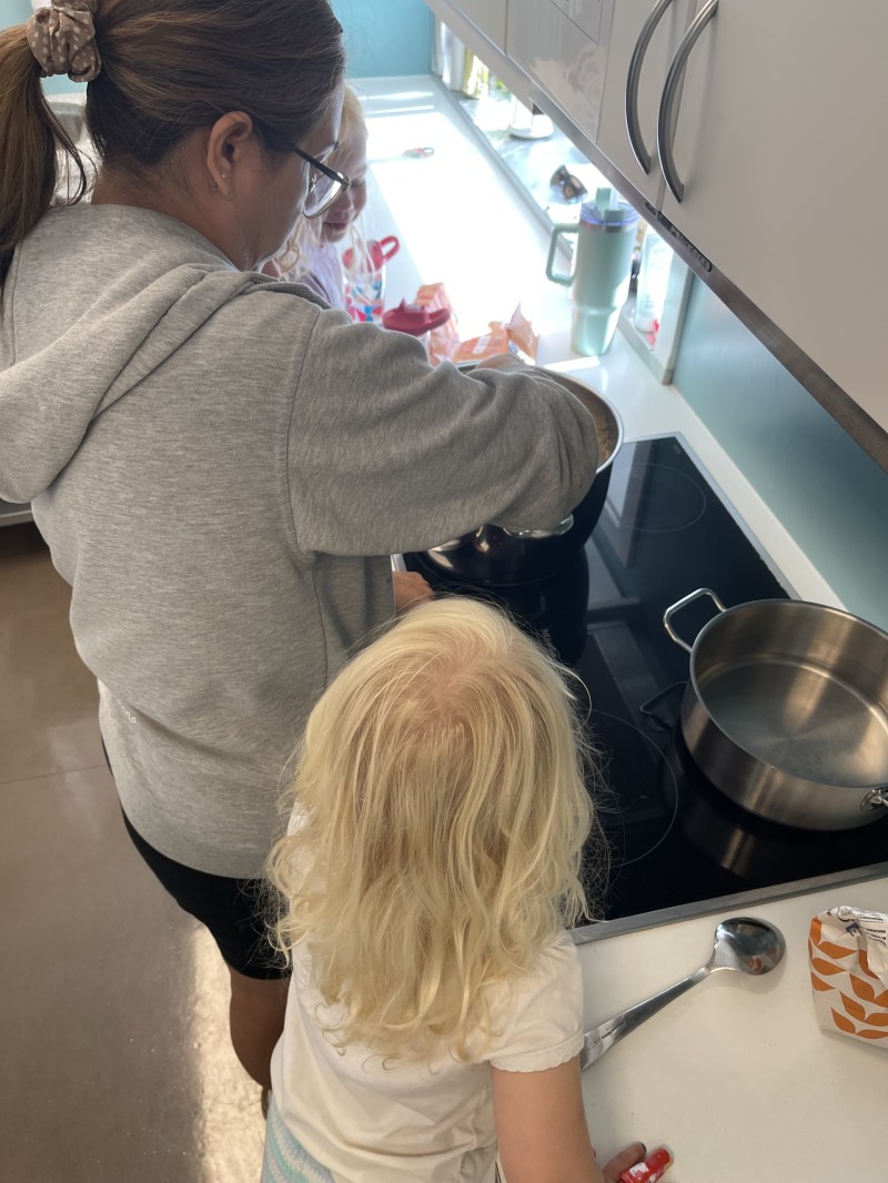 Hjelpe til og å være med på kjøkkenet.