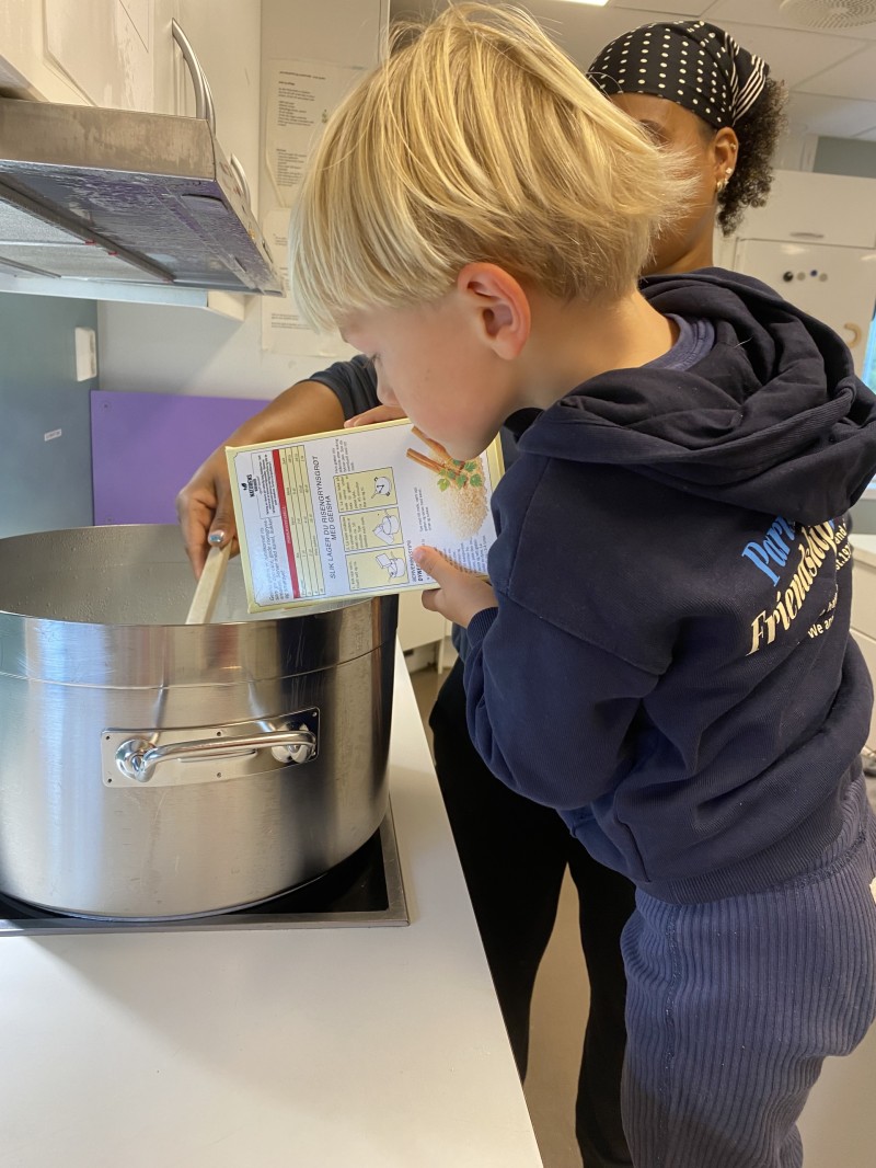 Måle og helle, blir deilig med risengrynsgrøt!