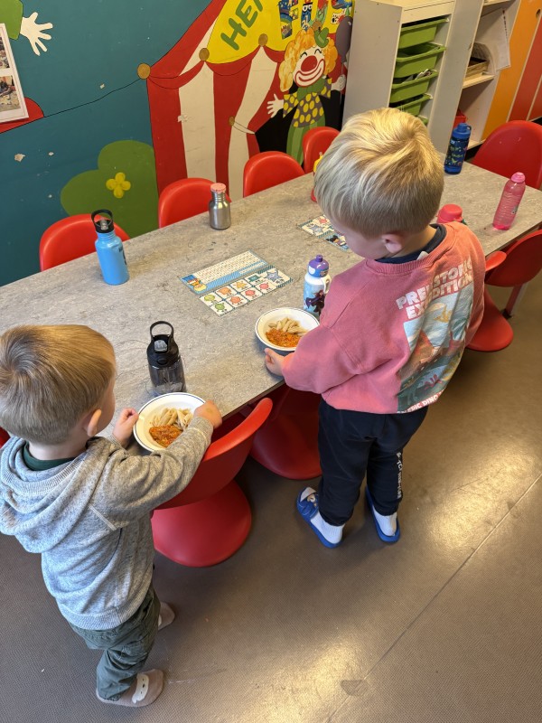 Barna hjelper til.
