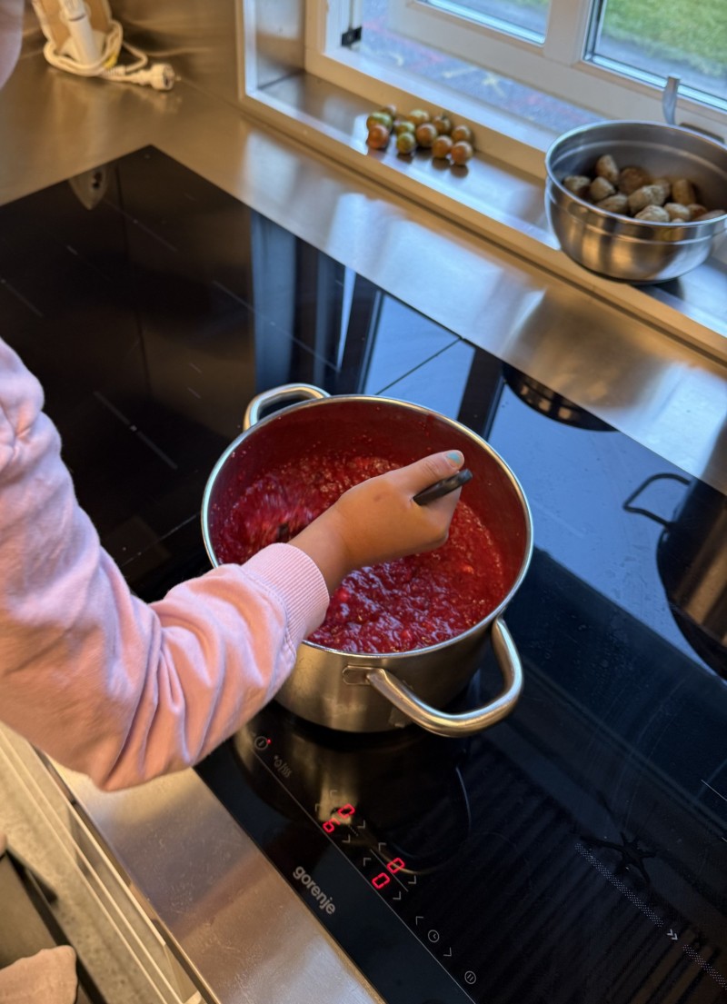 Vi lager vårt eget syltetøy, og barna er med i prosessen