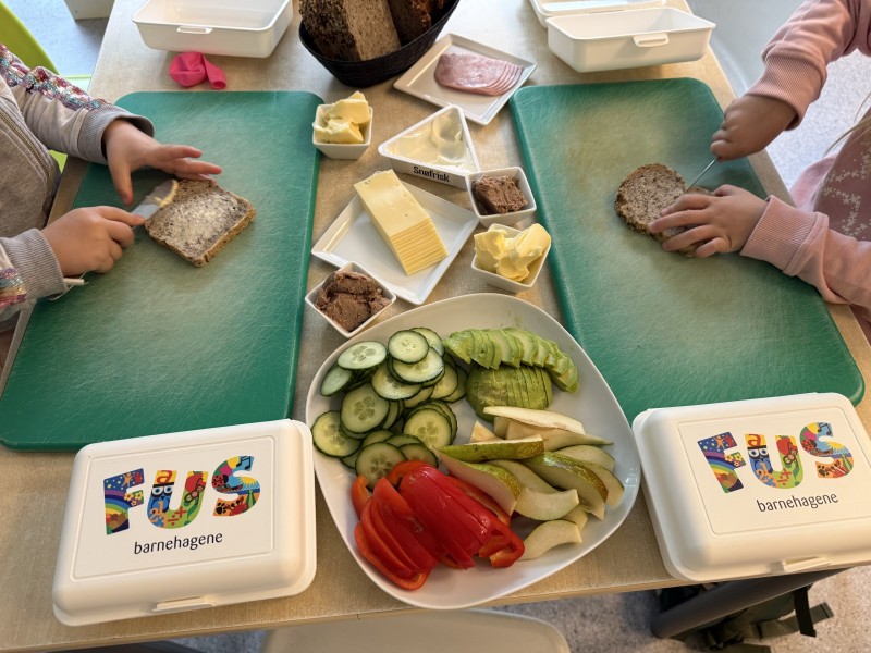 Førskolegruppa har sitt eget matpakkeprosjekt, der de lærer å smøre matpakke