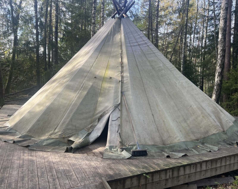 Vi har en lavvo i skogen rett utenfor barnehagen