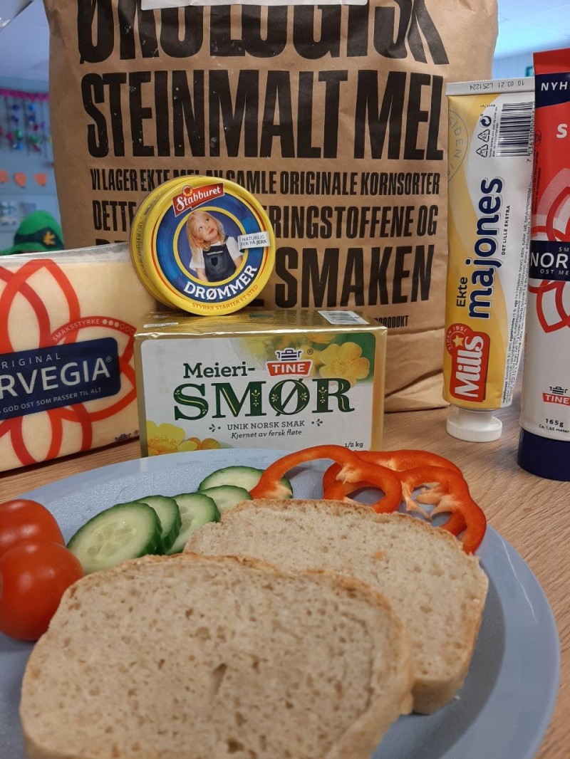 Hjemmebakt brød med godt pålegg