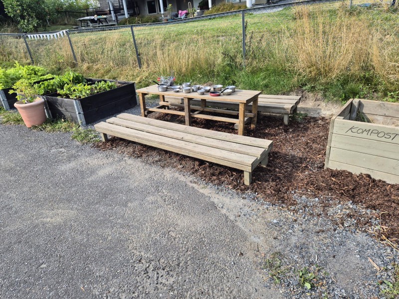 med arbeidsbenk og plass til mange